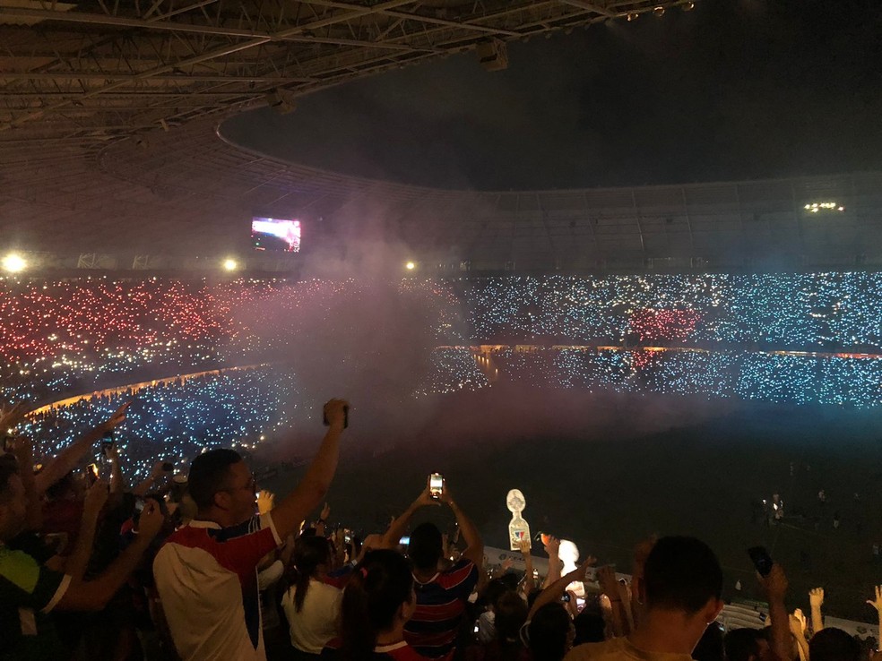 Torcida do Fortaleza faz festa em jogo da Libertadores na Arena