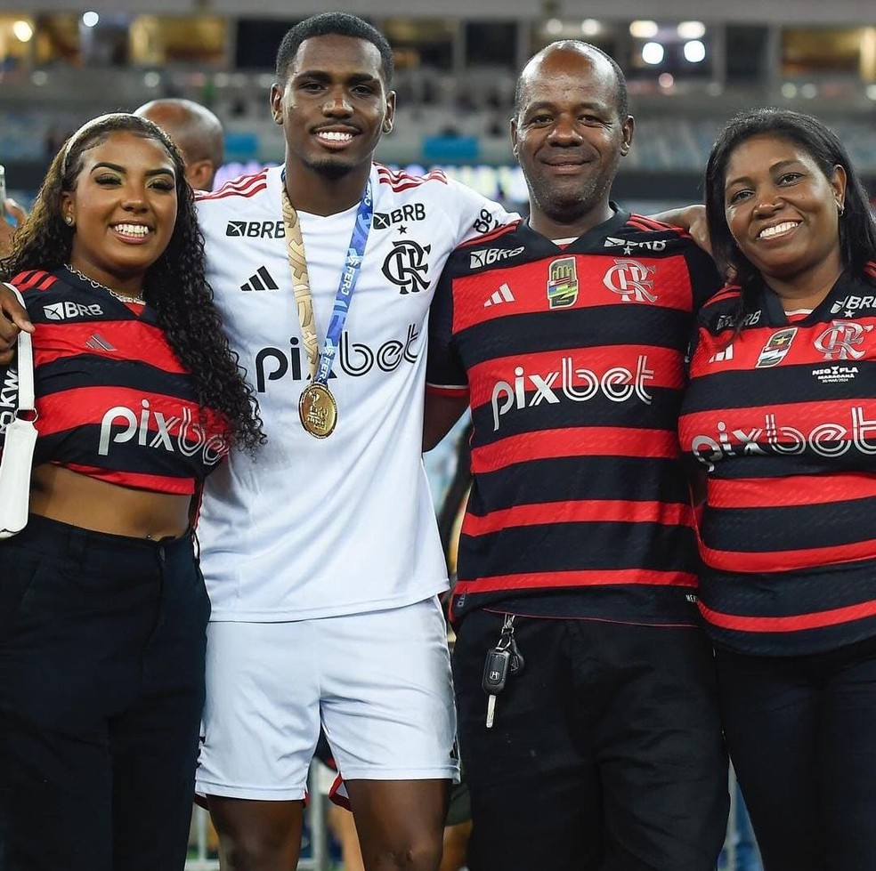Evertton Araújo ao lado da irmã e dos pais após o 1º título no profissional — Foto: Divulgação