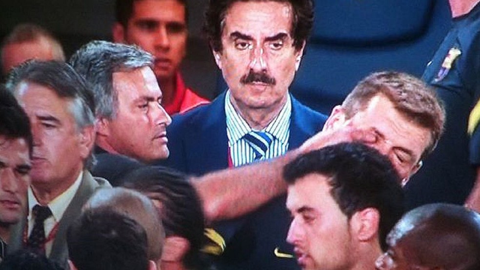 Mourinho agrediu Tito Vilanova com uma dedada no olho em Barcelona x Real Madrid &mdash; Foto: Reprodu&ccedil;&atilde;o