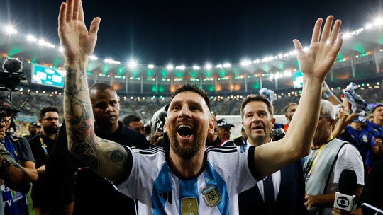 Messi tira time de campo no Maracanã e divide brasileiros entre vaias e aplausos