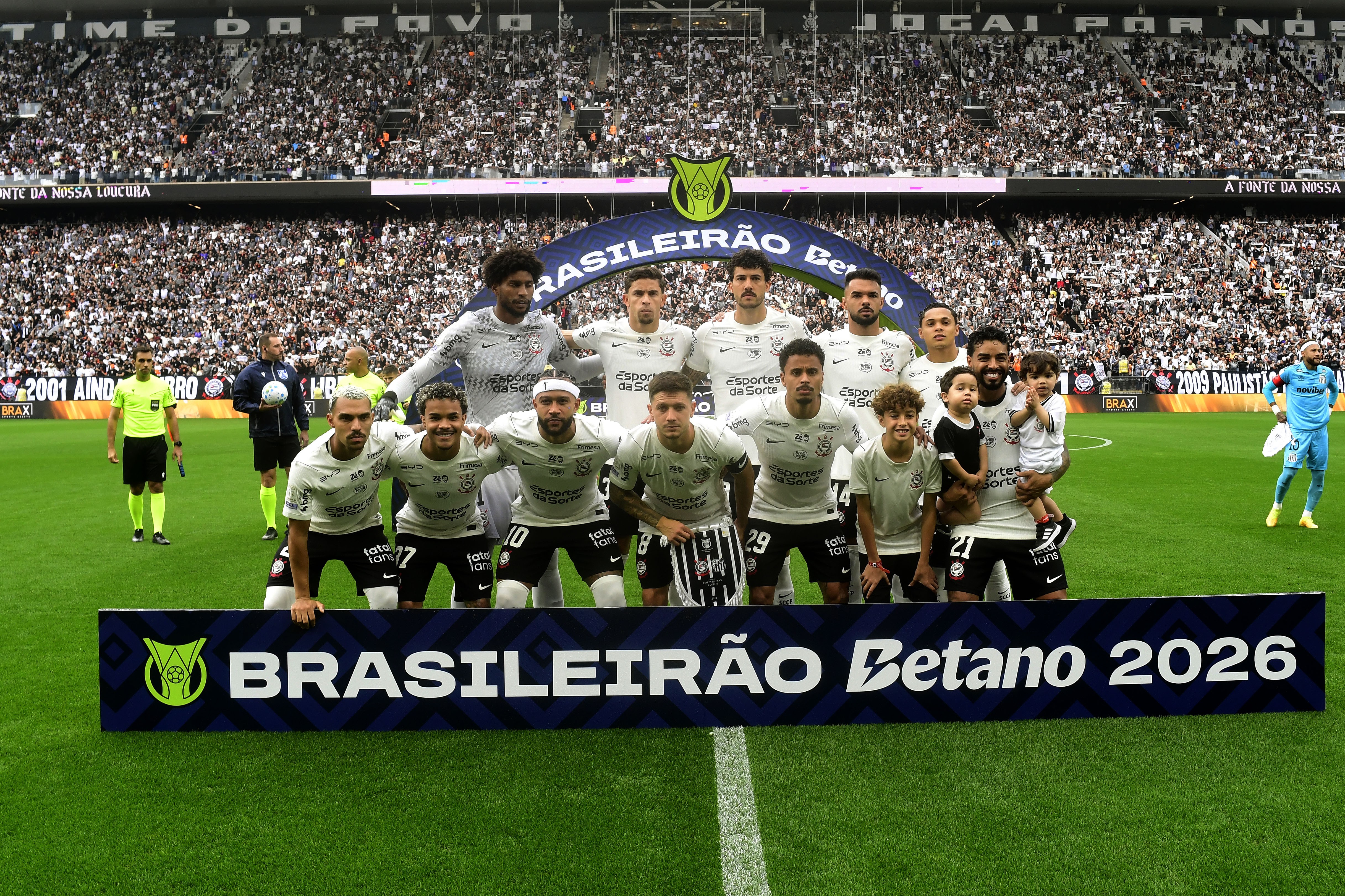 Jogadores do Corinthians em ação durante clássico contra Santos