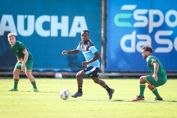 Nathan Fernandes busca titularidade no Grêmio para consolidar sua carreira no futebol.