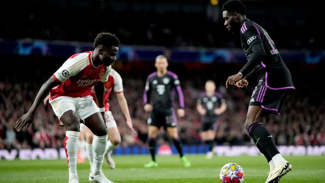 Saka e Davies em ação em Arsenal x Bayern de Munique, na Champions League
