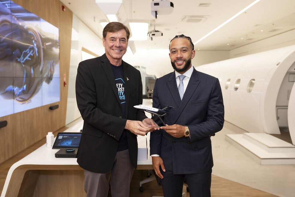 Memphis Depay participa de entrega de aviões da Embraer — Foto: Reprodução/Francisco Gomes Neto (Linkedin)