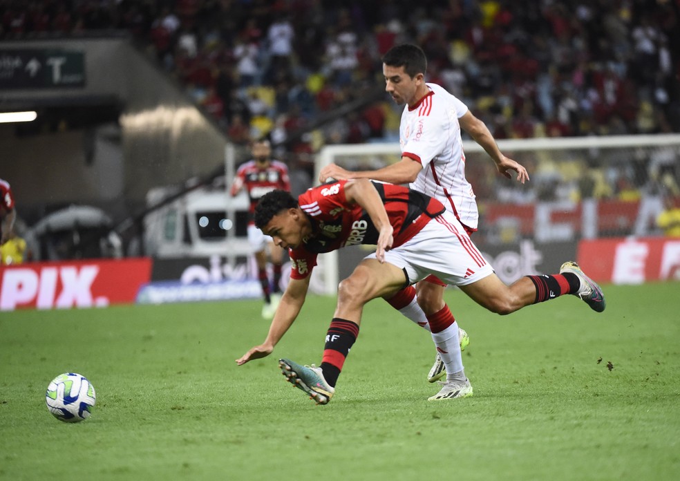 Últimos três jogos no Maracanã foram debaixo de chuva — Foto: André Durão/ge