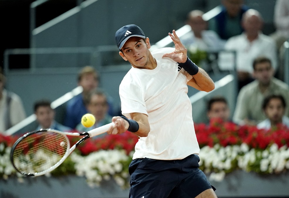 Rafael Jodar rebate bola diante de João Fonseca no Madrid Open — Foto: Reuters