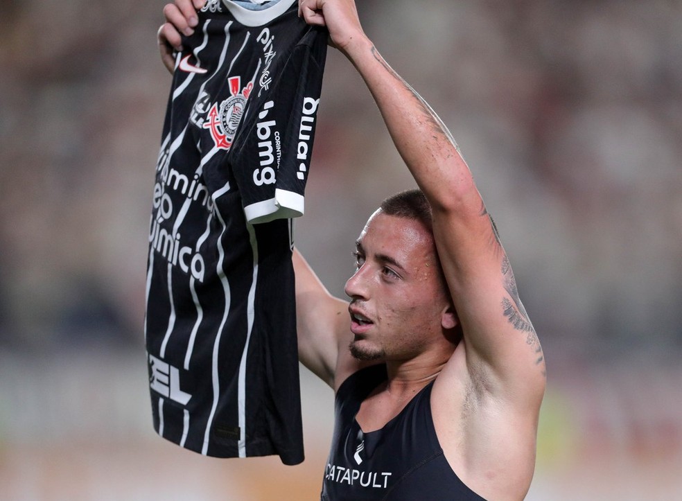 Ryan fez gol em Lima e mostrou a camisa do Corinthians para a torcida adversárioa — Foto: Rodrigo Coca/Ag Corinthians