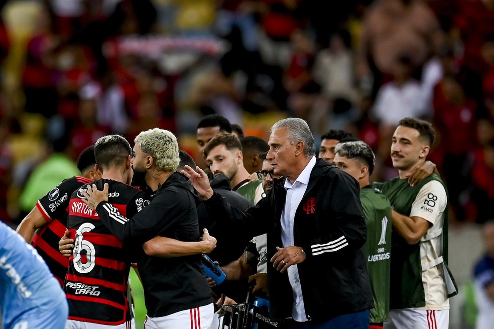 Tite cumprimenta jogadores do Flamengo