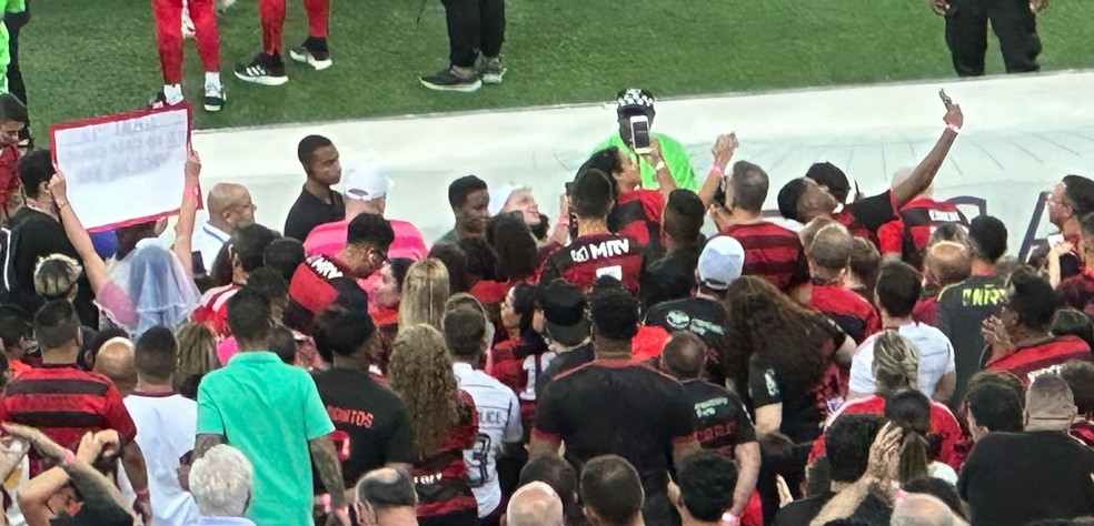 Endrick, do Palmeiras, é tietado por torcedores do Palmeiras — Foto: Emilio Botta