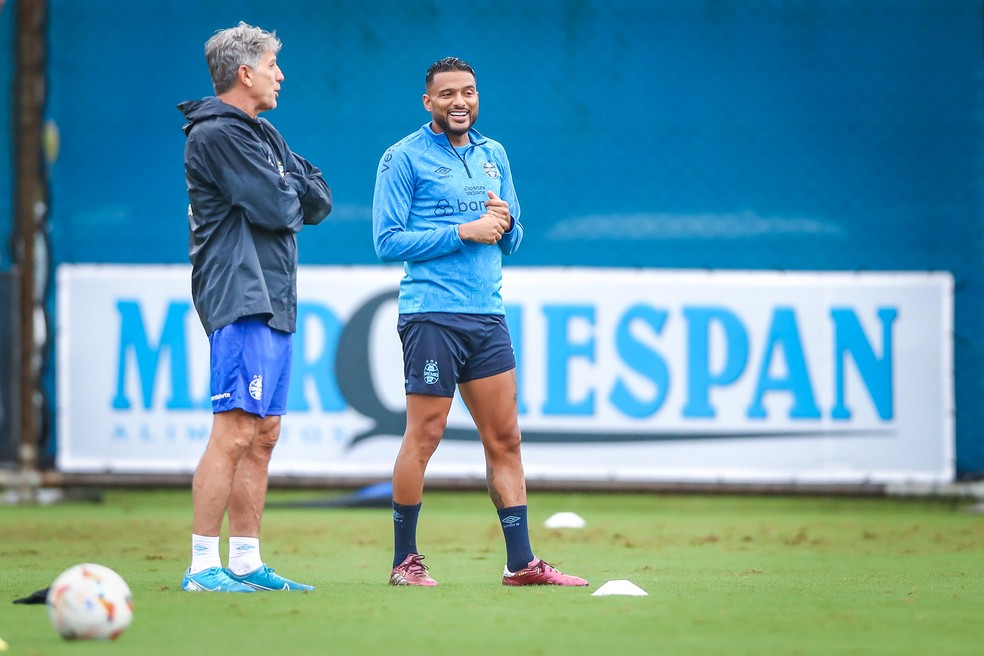 Renato Portaluppi conversa com Reinaldo em treino do Grêmio — Foto: Lucas Uebel/Grêmio