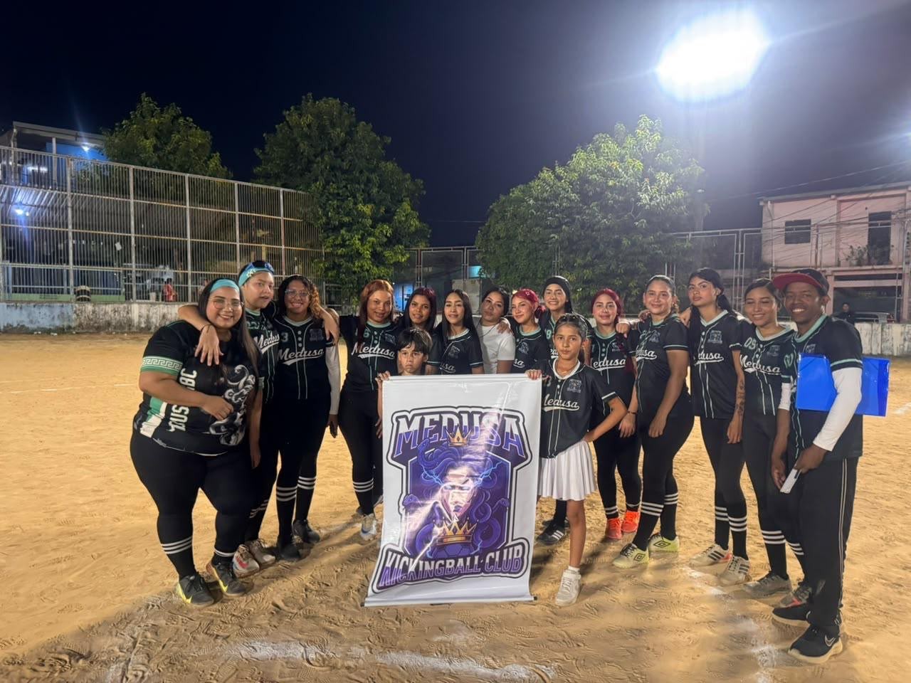 Kickingball une venezuelanas em Manaus e mantém viva tradição esportiva do país