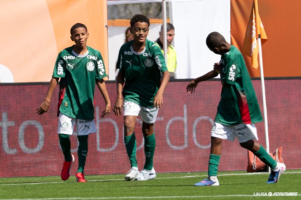 Com artilheiro de 200 gols, Palmeiras goleia Boca Juniors em Mundial na Espanha