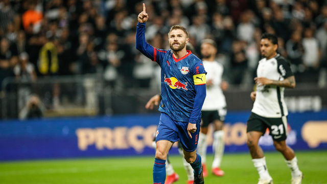 Eduardo Sasha, do Bragantino, comemora gol contra o Corinthians
