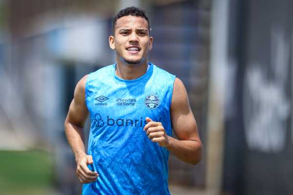 Zagueiro do Grêmio Retorna aos Treinos, Mas Desfalca Time Contra Palmeiras