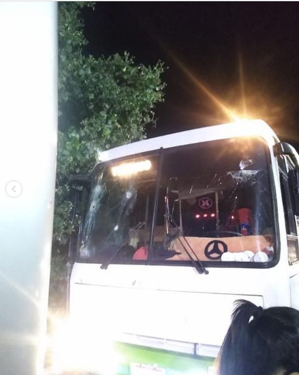 Ônibus que transportava Torcida Organizada do Botafogo-PB foi atacado a caminho da Arena das Dunas — Foto: Reprodução / Redes Sociais