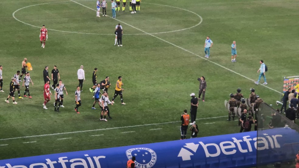 Neymar deixa gramado do Mineirão vestindo a camisa do Cruzeiro — Foto: Gabriel Duarte