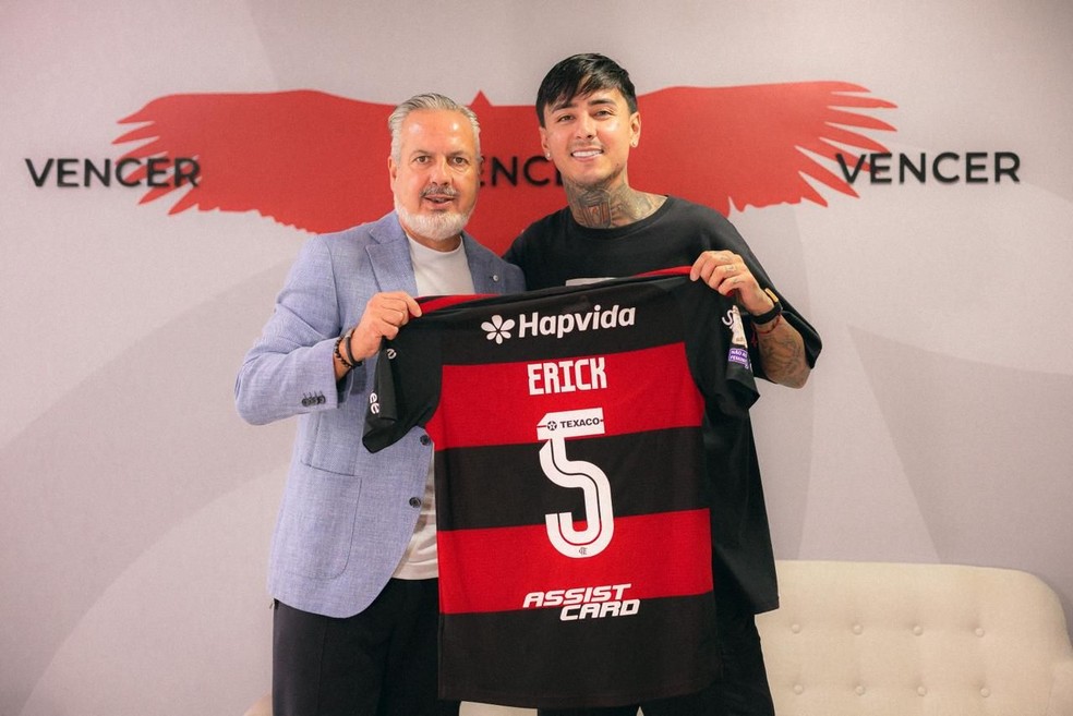 Boto e Pulgar posam ap�s renova��o � Foto: Flamengo - Divulga��o