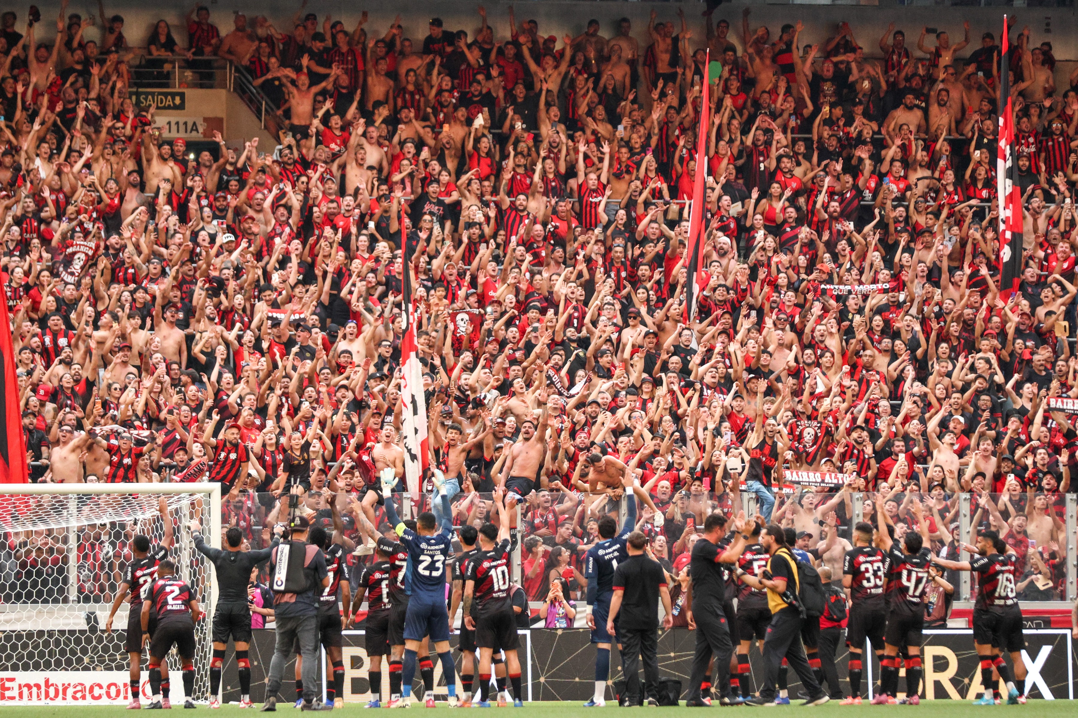 Jogadores do Athletico elegem as músicas que mais gostam da torcida  | Ge