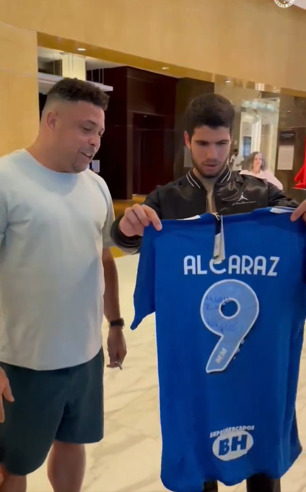 Ronaldo presenteia Alcaraz com camisa do Cruzeiro — Foto: Reprodução/Cruzeiro