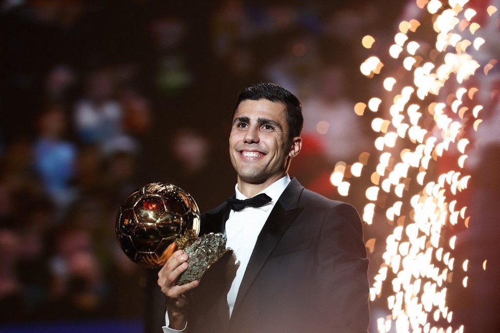 Rodri vence o prêmio da Bola de Ouro — Foto: AFP