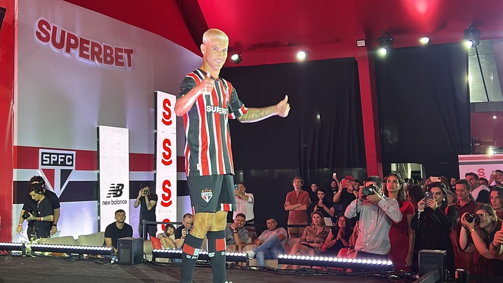 Ferreira com a nova camisa do São Paulo — Foto: Marcelo Braga