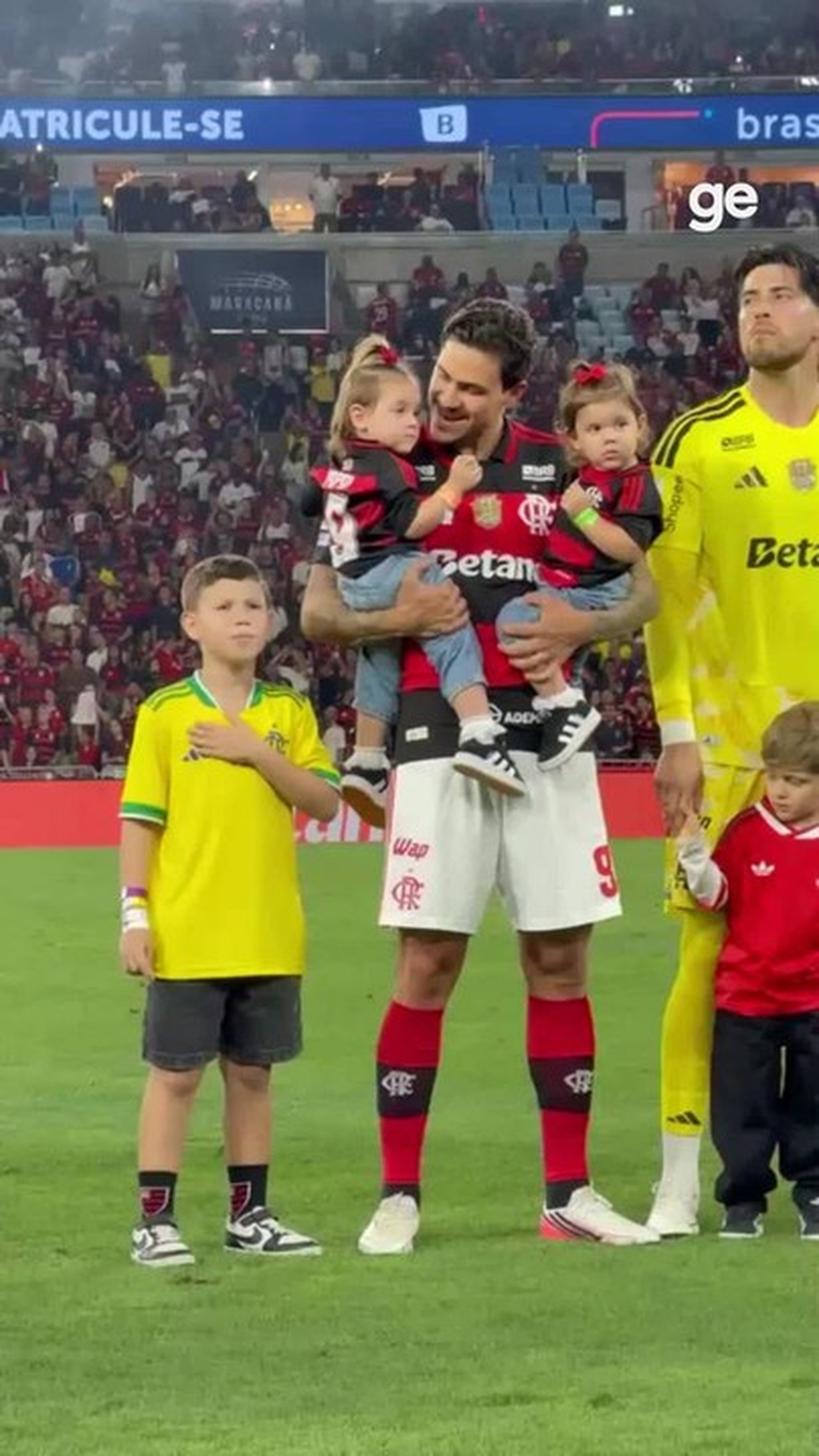 Menino que emocionou com recado ao pai recebe convite do Flamengo e entra em campo com Pedro