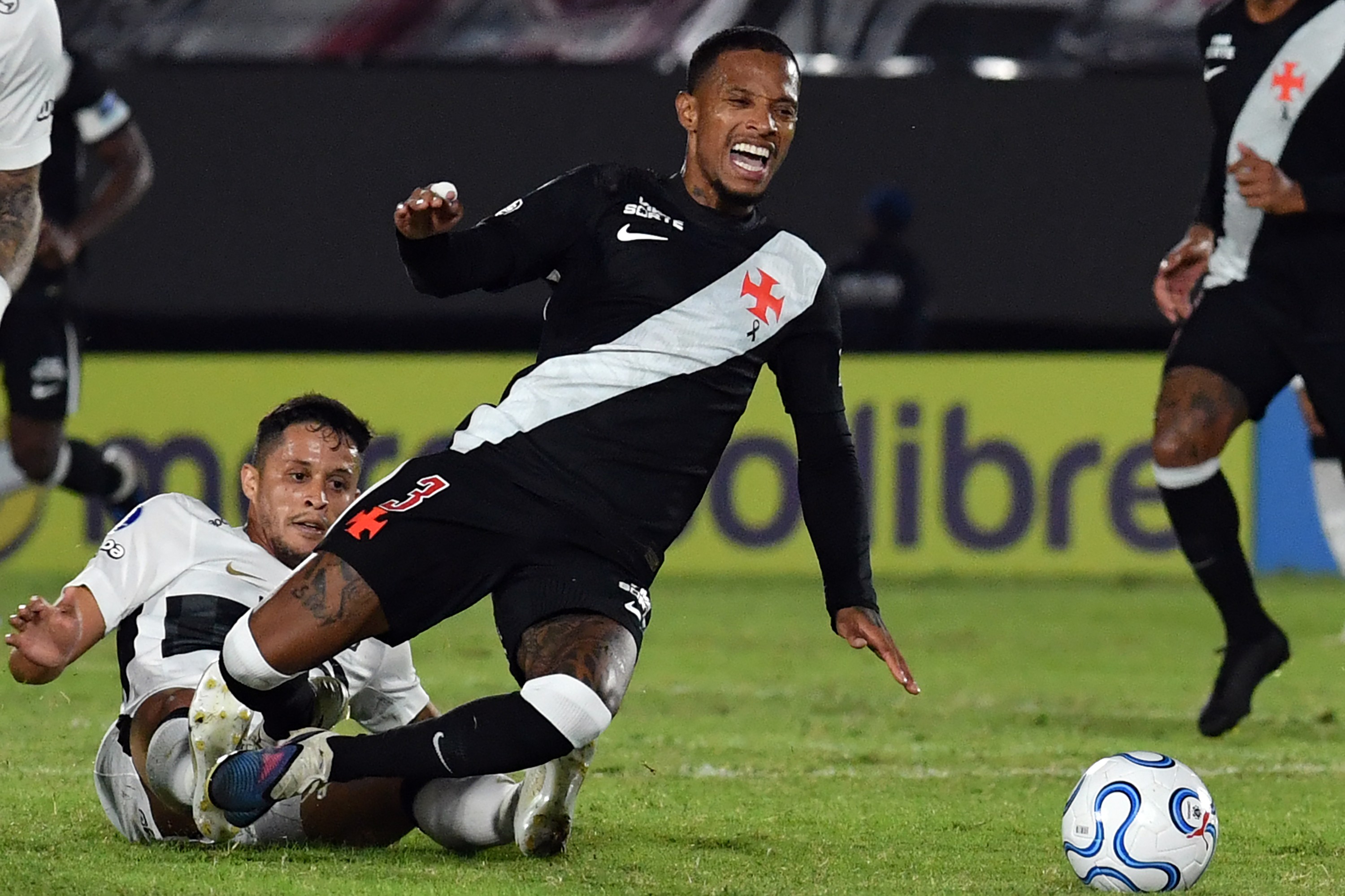 Auxiliar do Vasco critica arbitragem em derrota para Olimpia: "Prejudicou a falta de critério"