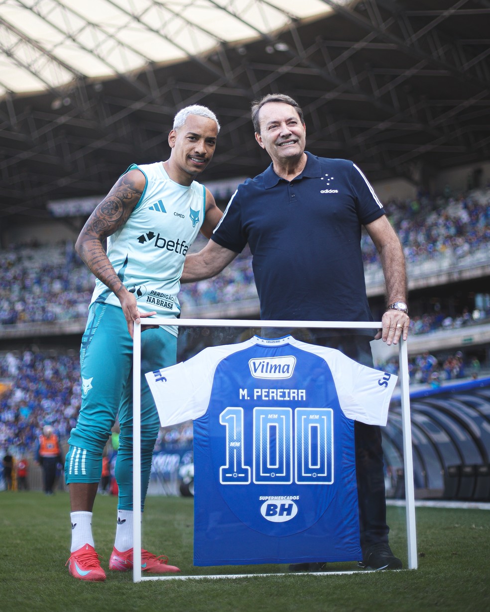 Matheus Pereira recebe placa por 100 jogos pelo Cruzeiro