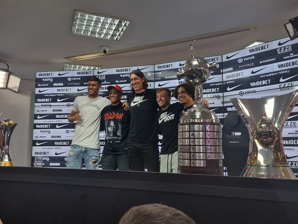 Cássio posa com jogadores jovens do Corinthians