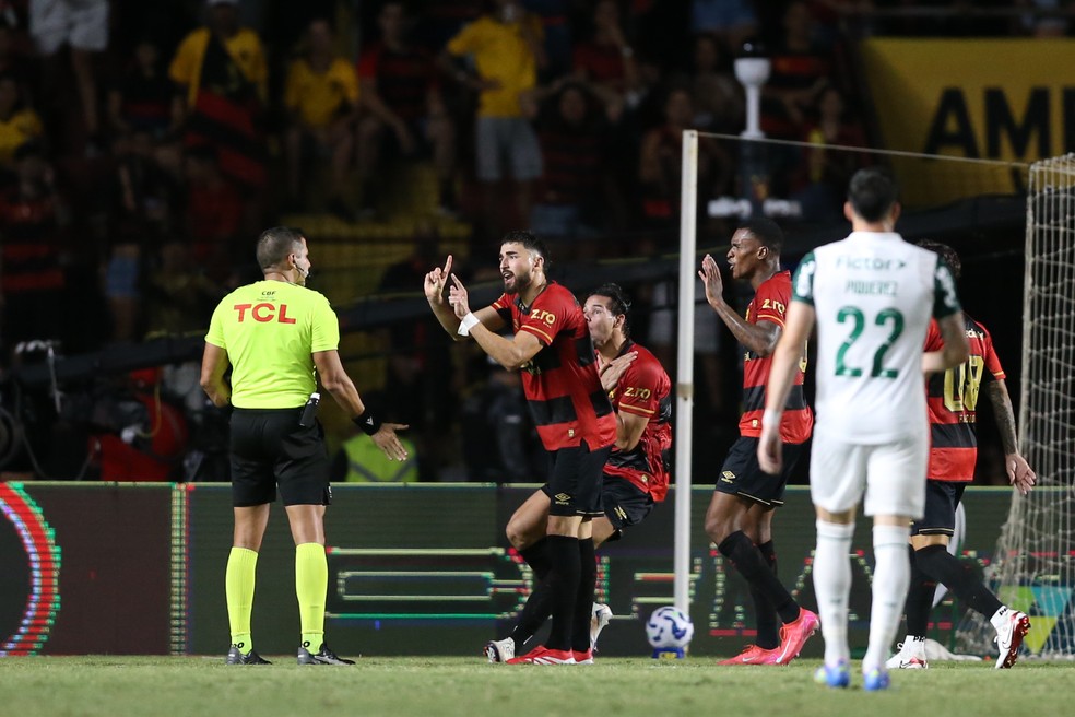 Jogadores do Sport reclamam com árbitro Bruno Arleu do pênalti marcado para o Palmeiras no fim do jogo — Foto: Marlon Costa/AGIF