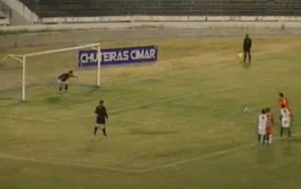 Túlio Maravilha cobrando pênalti contra o Nacional de Patos, pelo octogonal da Série C 2007, no Amigão — Foto: Reprodução / TV Paraíba