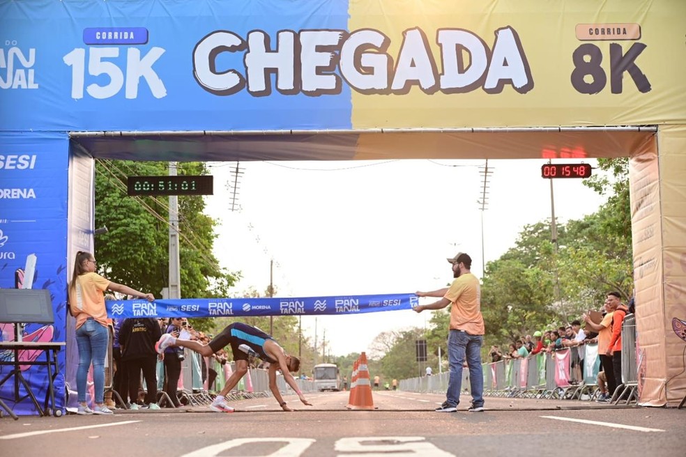 O brasileiro Wendell Jerônimo Souza ao cruzar a linha de chegada — Foto: Divulgação