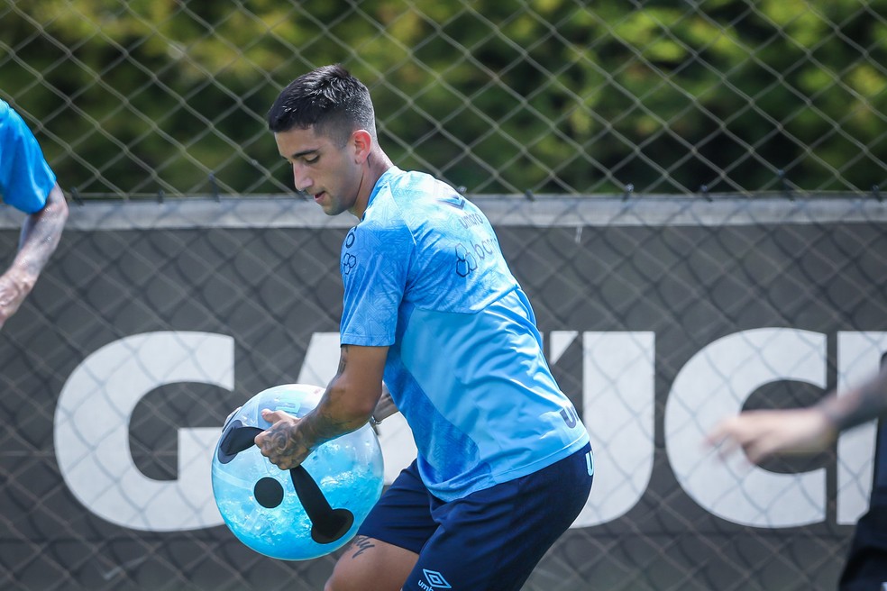 Cristian Olivera treina com elenco principal do Grêmio desde sexta — Foto: Lucas Uebel / Grêmio FBPA