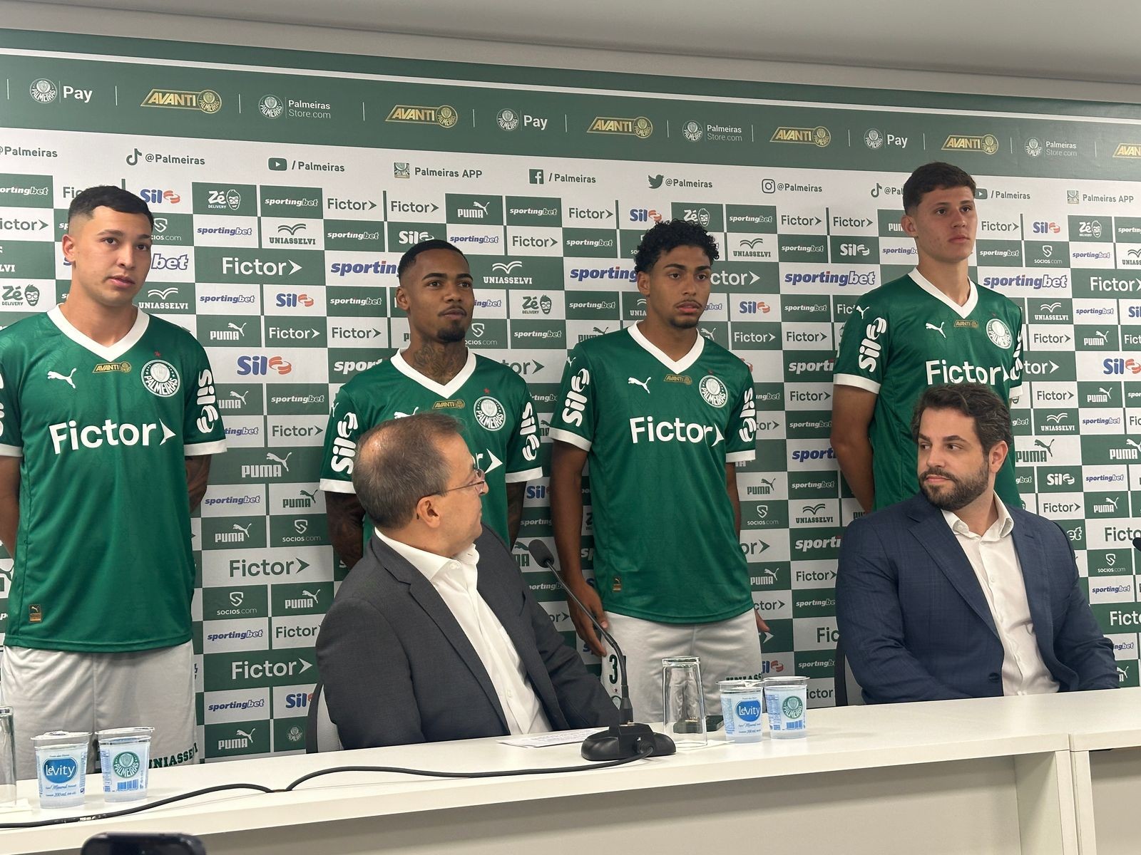 Palmeiras fecha patrocínio para camisas da base, masculino e feminino; valor divulgado.