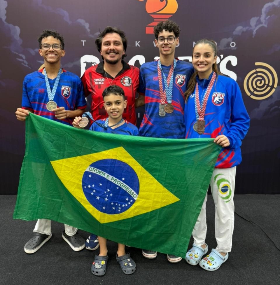 Atletas de taekwondo comemorando com medalhas após competição em Lima