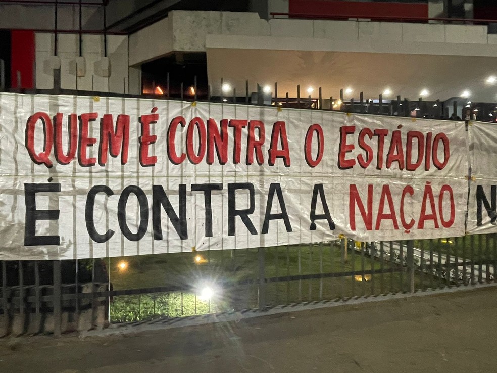 Torcedores levaram faixas para reunião na Gávea — Foto: Fred Gomes