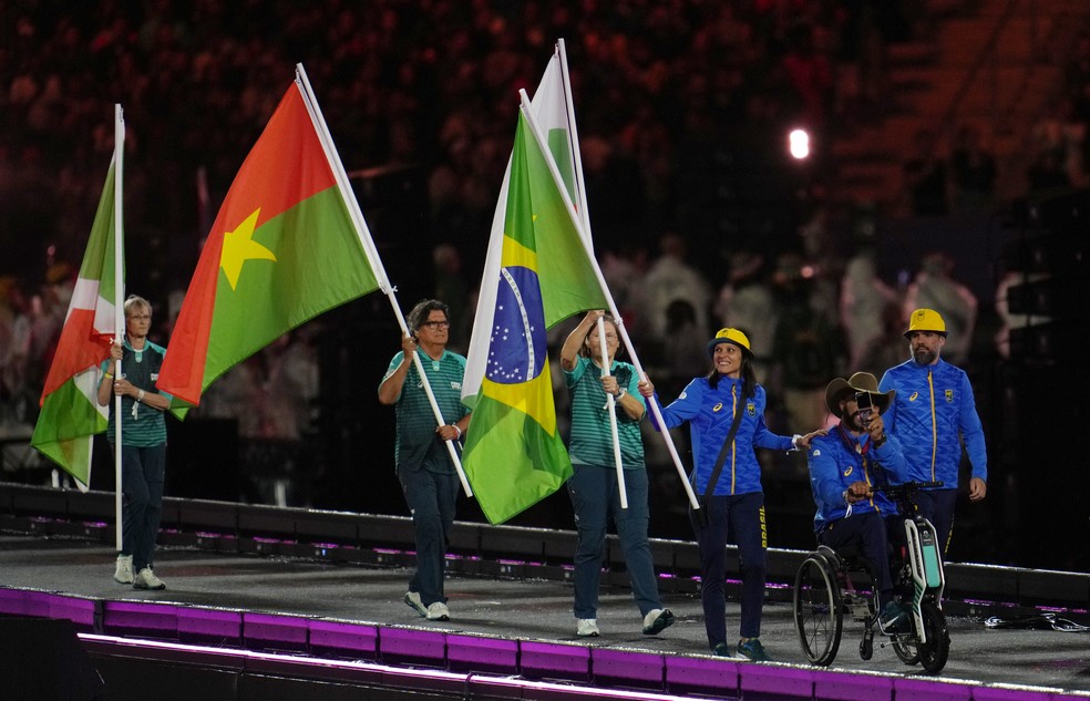 Maria Carolina Santiago e Fernando Rufino na Cerimônia de encerramentos das Paralimpíadas de Paris 2024 — Foto: Aitor Alcalde/Getty Images for IPC