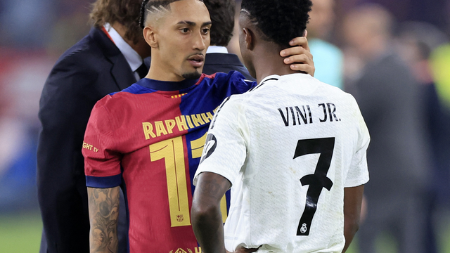 Raphinha consola Vinicius Junior após o título do Barcelona sobre o Real Madrid na Copa do Rei