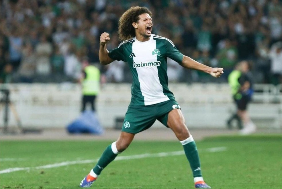 Willian Arão celebra classificação para a fase de liga da Conference League