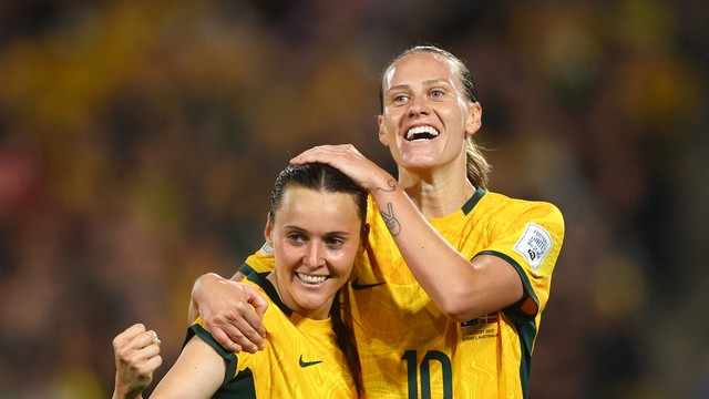 Hayley Raso comemora com Emily van Egmond gol marcado em Austrália x Dinamarca