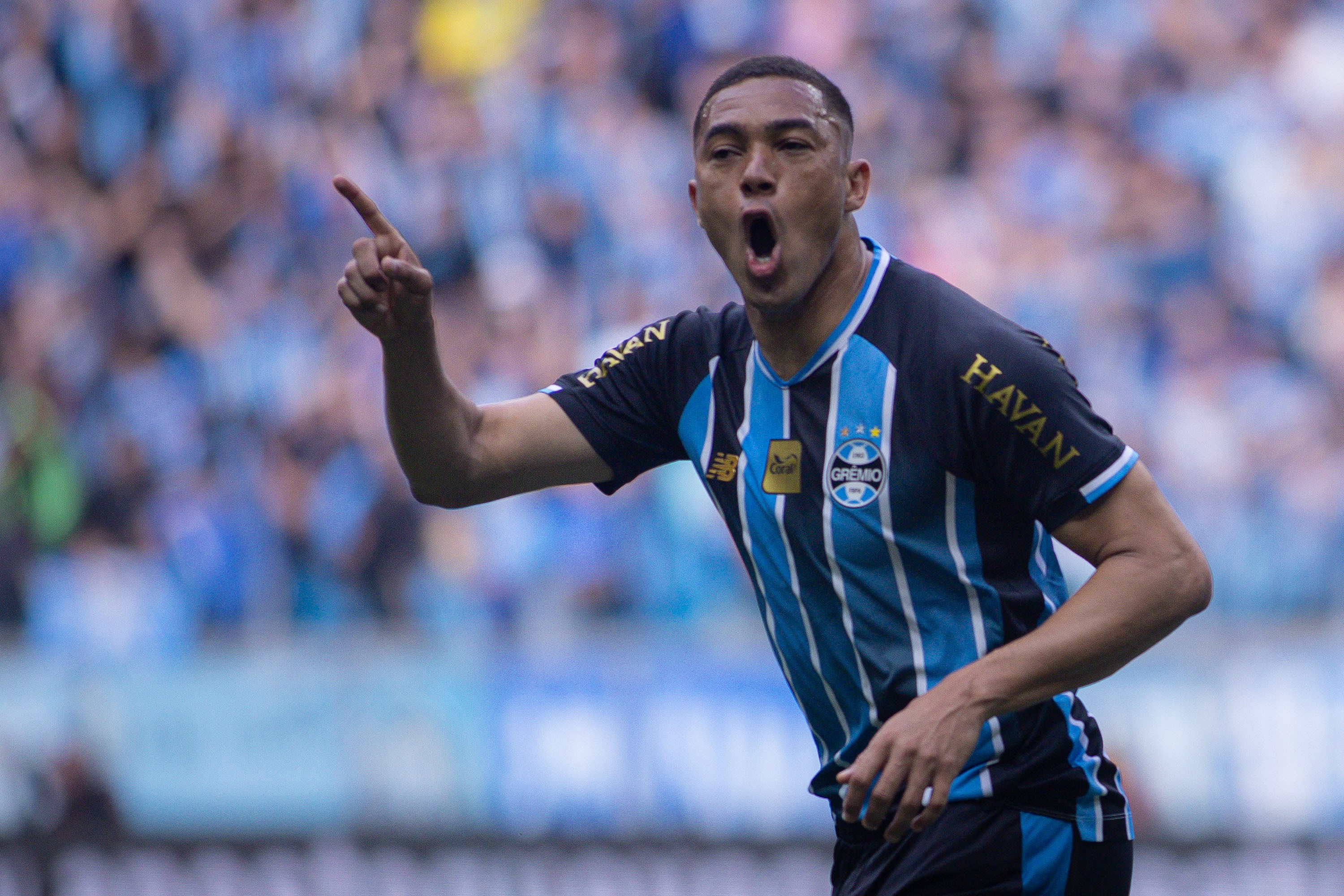 Alvo do Vasco, Carlos Vinicius garante foco no Grêmio até o fim da temporada