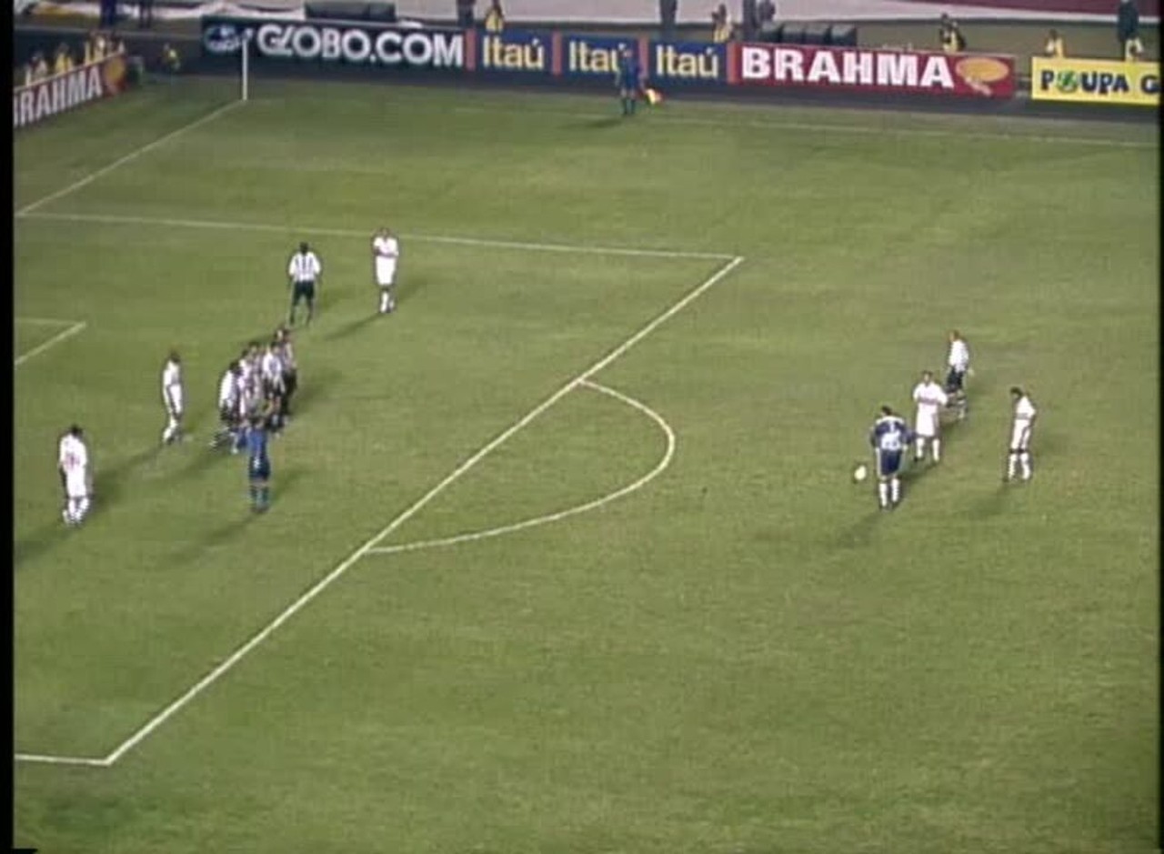 Rogério Ceni celebra gol de falta em título do São Paulo de 2000: 
