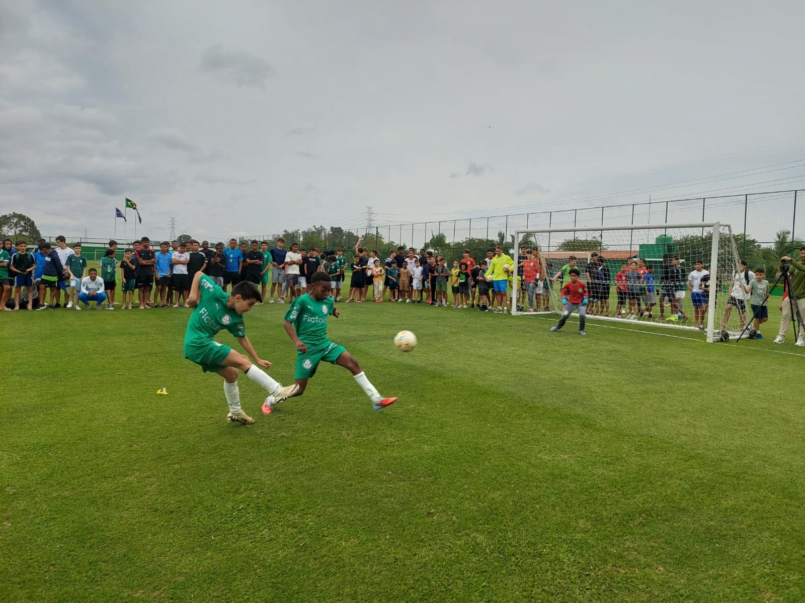 Vitor Roque e craques do Palmeiras visitam CT da base como inspiração