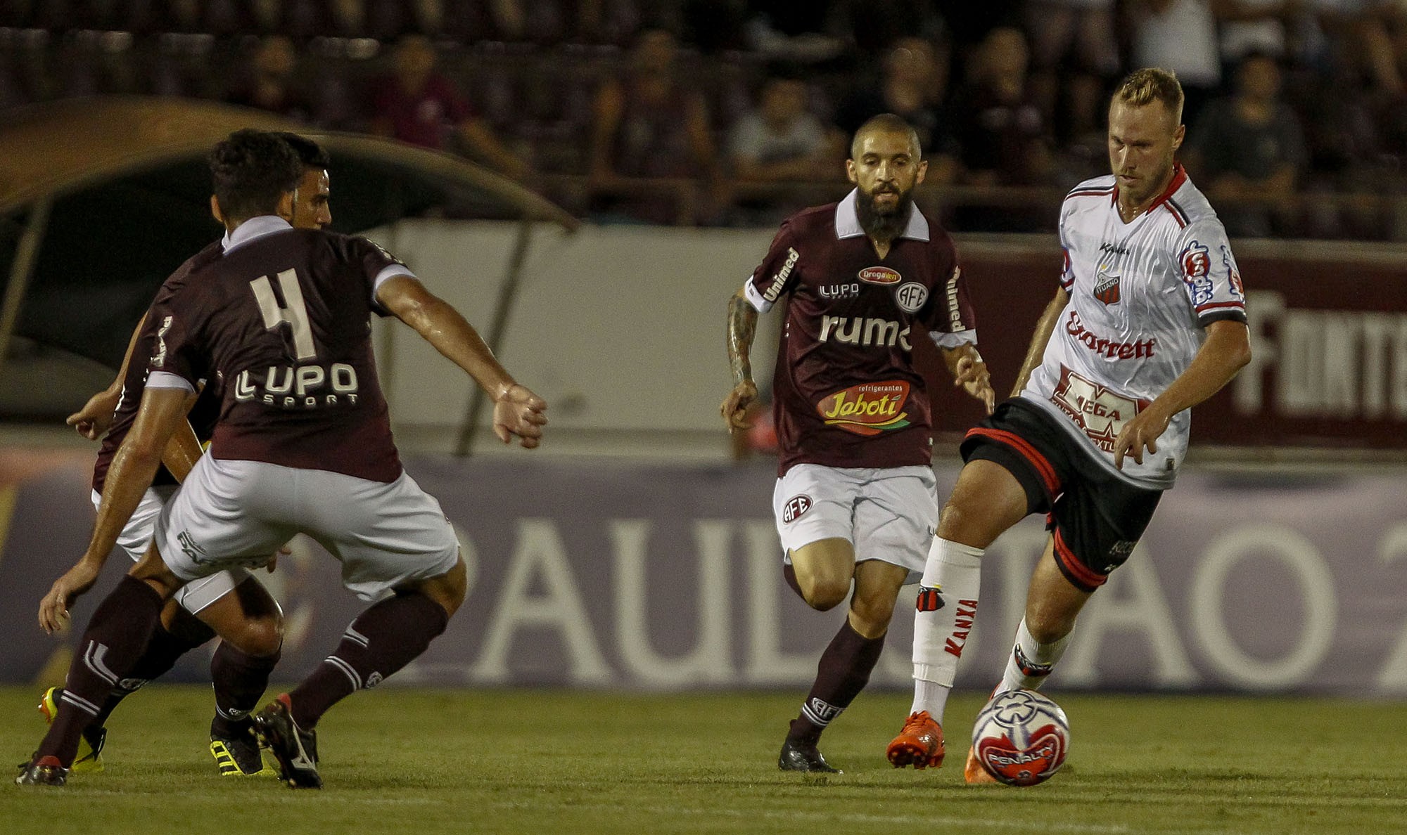 Parecidos? Teste físico aponta diferença entre jogador de rúgbi e atleta de  futebol americano, olympicchannel