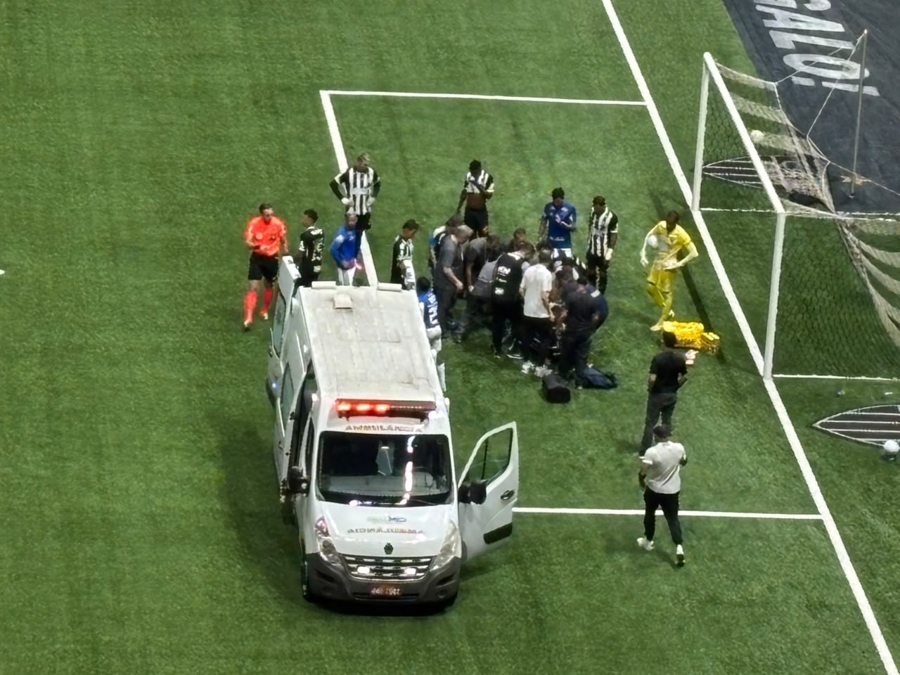 Zagueiro do Atlético-MG sofre colisão durante jogo e é levado ao hospital para avaliação