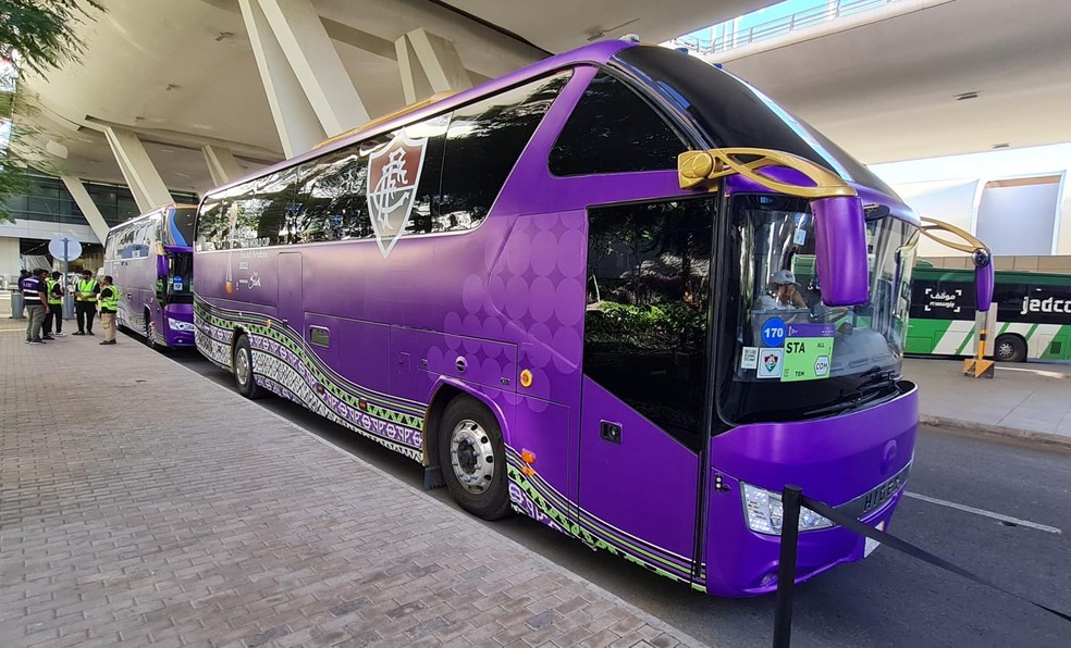 Ônibus do Fluminense no desembarque em Jeddah, Arábia Saudita, para a disputa do Mundial de Clubes — Foto: Edson Viana/ge