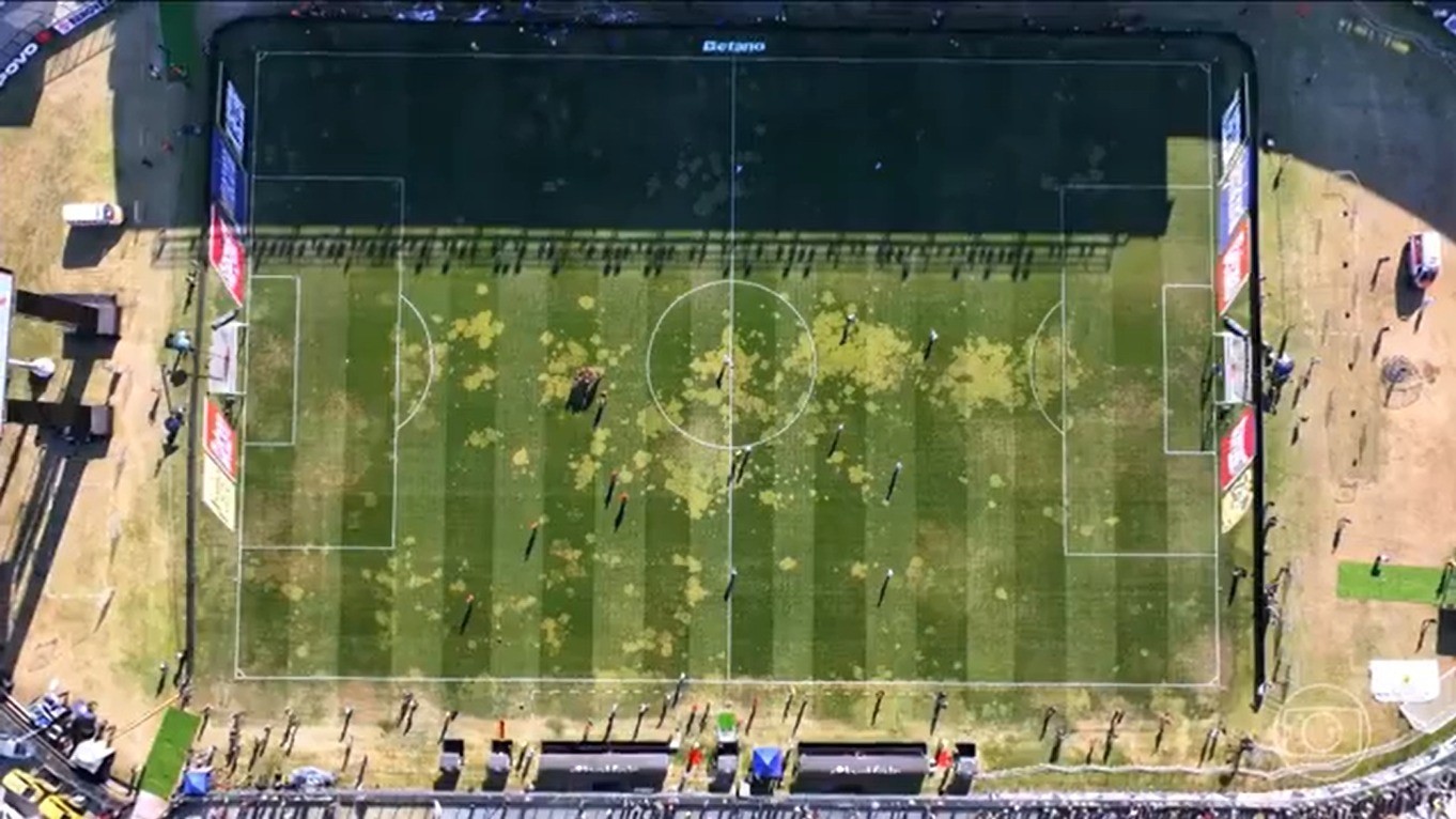 Manchas no gramado pioram, e Vasco aproveitará período sem jogos em São Januário para melhorar aparência