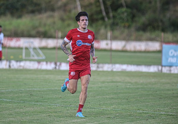 Na cobrança por um gol de falta, Jean Carlos, do Náutico, projeta jogo  contra o Goiás - Esportes DP