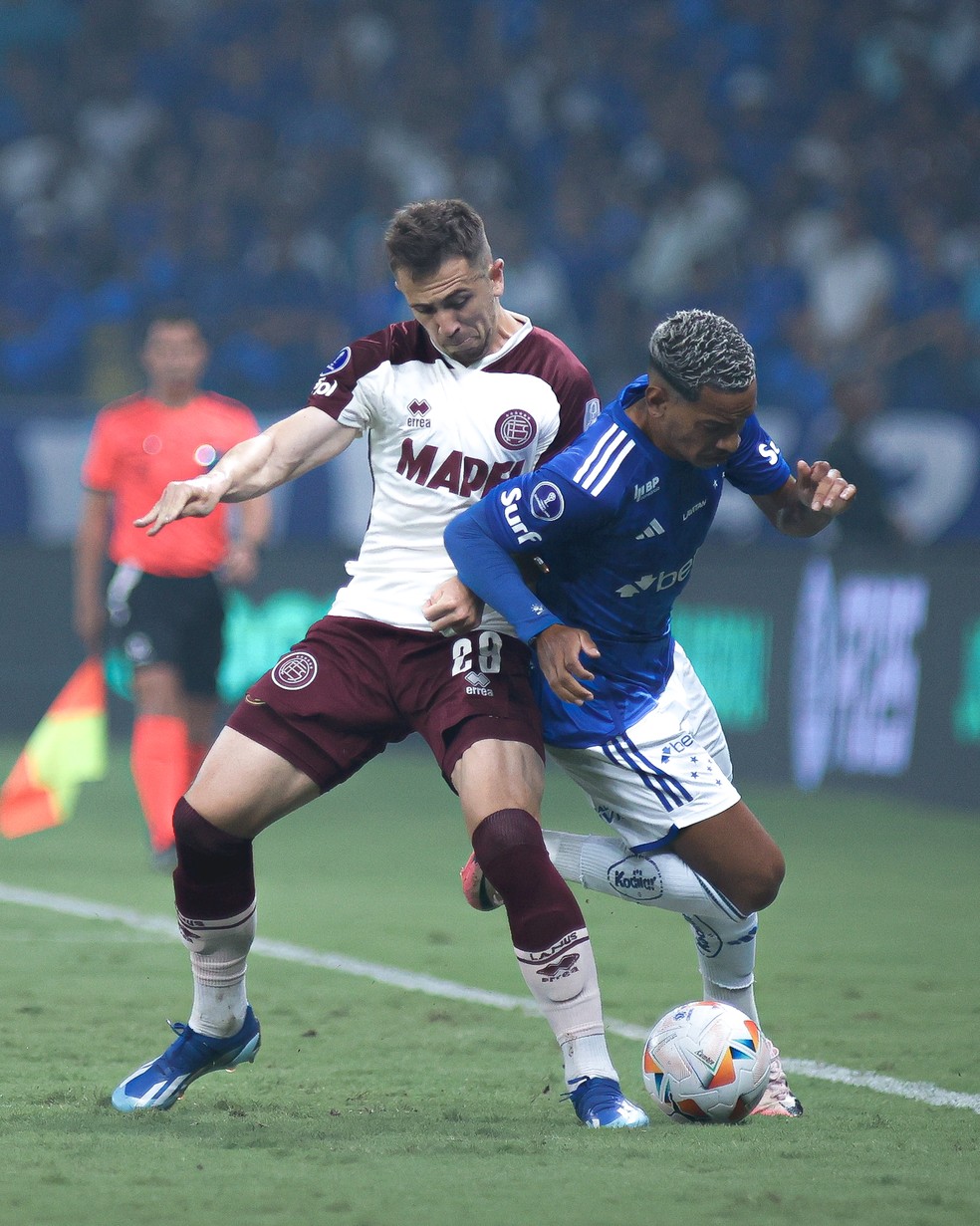 Cruzeiro x Lanús; Matheus Pereira e Peña Biafore — Foto: Gustavo Aleixo/Cruzeiro