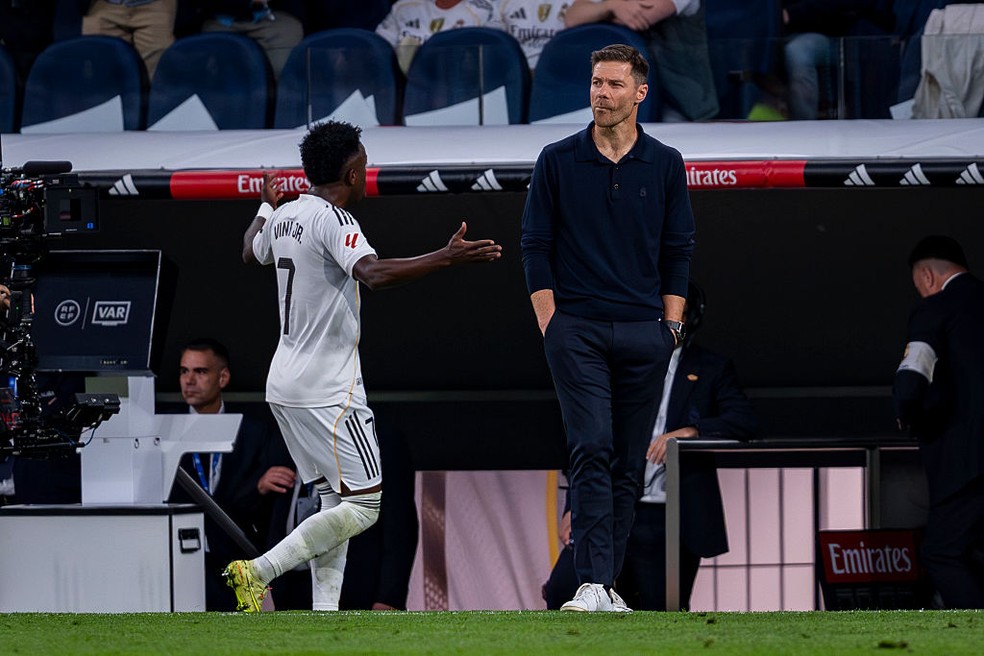 Vinícius Júnior reclama com o técnico Xabi Alonso ao ser substituído contra o Barcelona — Foto: Alberto Gardin/Getty Images